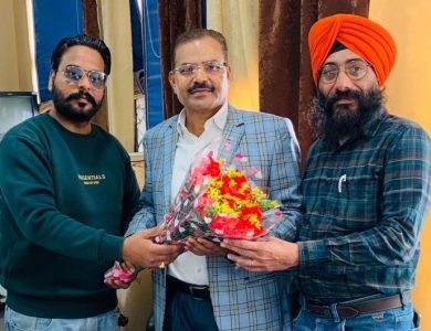 ਜਿਲ੍ਹਾ ਪ੍ਰਧਾਨ ਸ਼੍ਰੀ ਵਰੁਣ ਕੁਮਾਰ (MD) ਵੱਲੋ ਸ਼੍ਰੀ ਦਾਨੀਅਲ ਮਸੀਹ ਨੂੰ ਬਤੌਰ ਸੁਪਰਡੈਂਟ ਹਾਜਰ ਹੋਣ ਉਪਰੰਤ ਬੁਕਾ ਦੇ ਕੇ ਵਧਾਈ ਦਿੱਤੀ ਗਈ