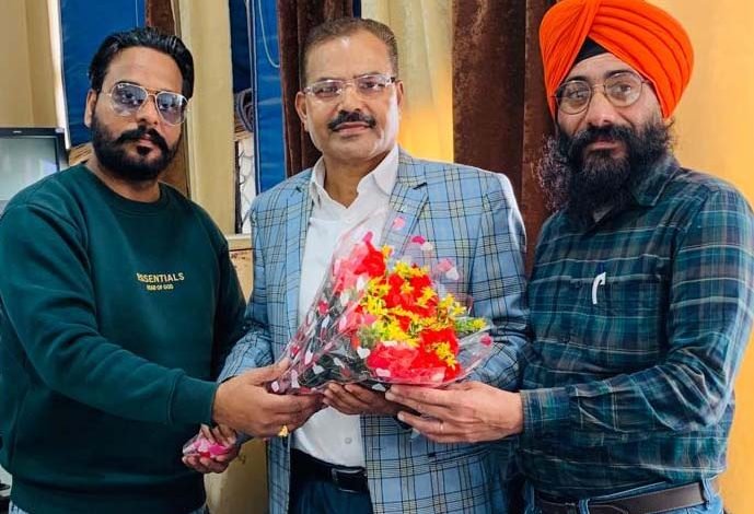 ਜਿਲ੍ਹਾ ਪ੍ਰਧਾਨ ਸ਼੍ਰੀ ਵਰੁਣ ਕੁਮਾਰ (MD) ਵੱਲੋ ਸ਼੍ਰੀ ਦਾਨੀਅਲ ਮਸੀਹ ਨੂੰ ਬਤੌਰ ਸੁਪਰਡੈਂਟ ਹਾਜਰ ਹੋਣ ਉਪਰੰਤ ਬੁਕਾ ਦੇ ਕੇ ਵਧਾਈ ਦਿੱਤੀ ਗਈ