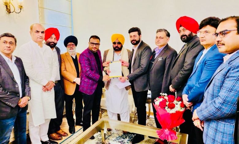 विभिन्न उद्योगपतियों और व्यापारियों के प्रतिनिधिमंडल की ओर से मुख्यमंत्री को अपील, शंभू बार्डर से यातायात खोलने के लिए हस्तक्षेप करने की मांग विभिन्न उद्योगपतियों और व्यापारियों के प्रतिनिधिमंडल की ओर से मुख्यमंत्री को अपील, शंभू बार्डर से यातायात खोलने के लिए हस्तक्षेप करने की मांग