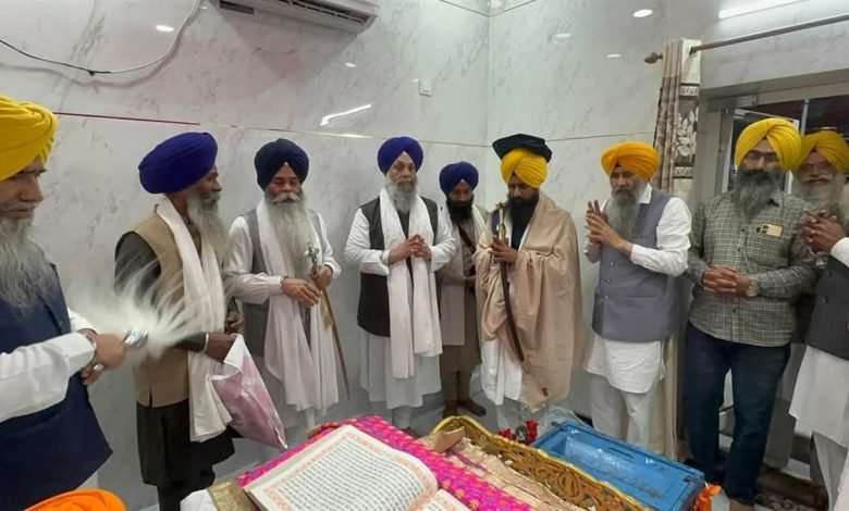 ਸ੍ਰੀ ਗੁਰੂ ਗ੍ਰੰਥ ਸਾਹਿਬ ਜੀ ਦੀ ਹਜ਼ੂਰੀ 'ਚ ਹੋਈ ਹੈ ਗਿਆਨੀ ਕੁਲਦੀਪ ਸਿੰਘ ਗੜਗੱਜ ਦੀ ਦਸਤਾਰਬੰਦੀ, SGPC ਅਧਿਕਾਰੀਆਂ ਨੇ ਹੋ ਰਹੇ ਗਲਤ ਪ੍ਰਚਾਰ ਦਾ ਕੀਤਾ ਖੰਡਨ