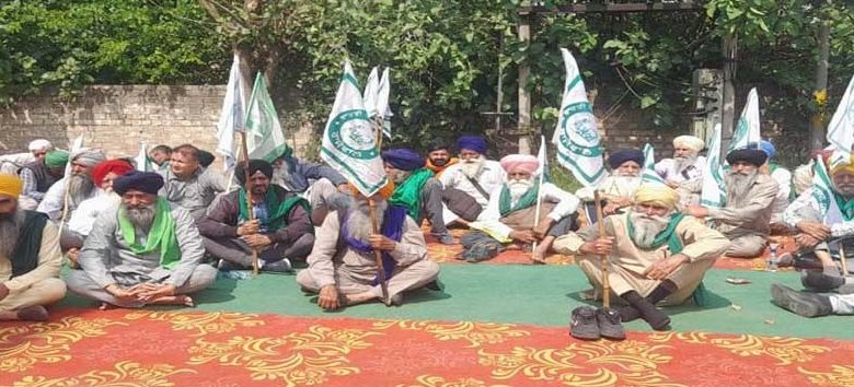 ਸੰਯੁਕਤ ਕਿਸਾਨ ਮੋਰਚੇ ਦੀਆਂ ਕਿਸਾਨ ਜਥੇਬੰਦੀਆਂ ਨੇ ਕੈਬਨਿਟ ਮੰਤਰੀ ਮਹਿੰਦਰ ਭਗਤ ਤੇ ਵਿਧਾਇਕ ਬਲਕਾਰ ਸਿੰਘ ਦੇ ਘਰਾਂ ਅੱਗੇ ਦਿੱਤਾ ਧਰਨਾ