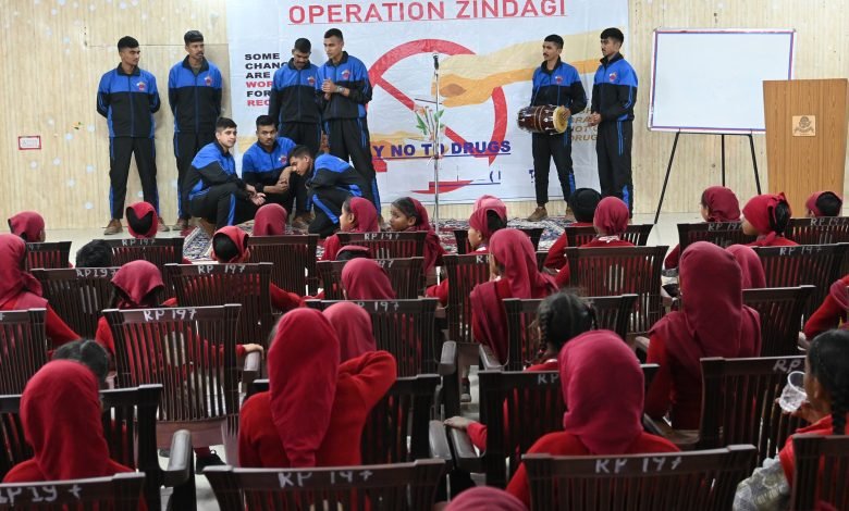 ਗੋਲਡਨ ਐਰੋ ਡਿਵਿਜ਼ਨ ਵੱਲੋਂ ਸਕੂਲ ਆਫ਼ ਹੈਪੀਨੈੱਸ ਜੰਗ ਫਿਰੋਜ਼ਪੁਰ-1 ਵਿੱਚ ਨਸ਼ਾ ਵਿਰੋਧੀ ਜਾਗਰੂਕਤਾ ਮੁਹਿੰਮ