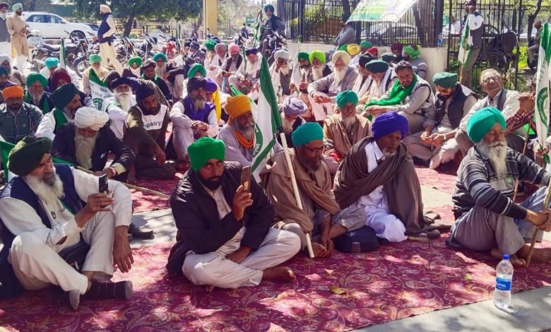 ਜਗਜੀਤ ਸਿੰਘ ਡੱਲੇਵਾਲ ਦੇ ਹੱਕ ਵਿਚ ਹਾਅ ਦਾ ਨਾਅਰਾ ਮਾਰਦੇ ਹੋਏ 100 ਤੋਂ ਵੱਧ ਕਿਸਾਨਾਂ ਵਲੋਂ ਭੁੱਖ ਹੜਤਾਲ ਜਗਜੀਤ ਸਿੰਘ ਡੱਲੇਵਾਲ ਦੇ ਹੱਕ ਵਿਚ ਹਾਅ ਦਾ ਨਾਅਰਾ ਮਾਰਦੇ ਹੋਏ 100 ਤੋਂ ਵੱਧ ਕਿਸਾਨਾਂ ਵਲੋਂ ਭੁੱਖ ਹੜਤਾਲ