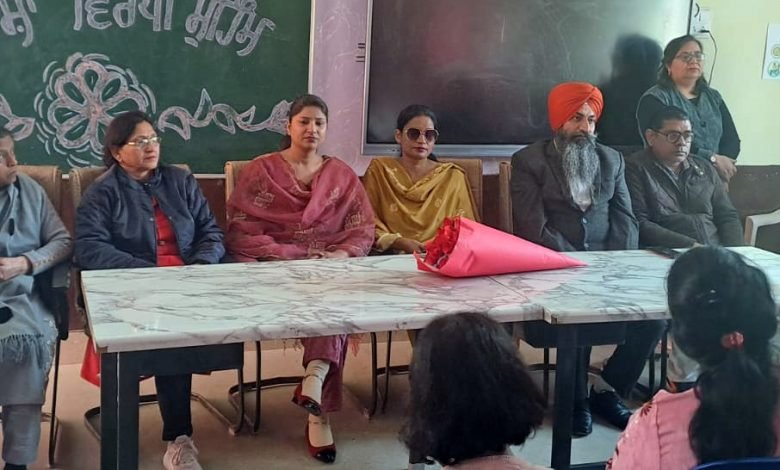 ਨਸ਼ਿਆਂ ਖ਼ਿਲਾਫ਼ ਜੰਗ ਮੁਹਿੰਮ ਤਹਿਤ ਸਰਕਾਰੀ ਸੀਨੀਅਰ ਸੈਕੰਡਰੀ ਸਕੂਲ ਬਾਰੇ ਕੇ ਵਿਖੇ ਜਾਗਰੂਕਤਾ ਪ੍ਰੋਗਰਾਮ ਕਰਵਾਇਆ ਗਿਆ