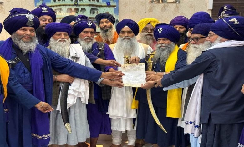 ਨਿਹੰਗ ਸਿੰਘ ਜਥੇਬੰਦੀਆਂ ਨੇ ਗਿਆਨੀ ਰਘਬੀਰ ਸਿੰਘ ਨੂੰ ਮੰਗ ਪੱਤਰ ਸੌਂਪਿਆ ਨਿਹੰਗ ਸਿੰਘ ਜਥੇਬੰਦੀਆਂ ਨੇ ਗਿਆਨੀ ਰਘਬੀਰ ਸਿੰਘ ਨੂੰ ਮੰਗ ਪੱਤਰ ਸੌਂਪਿਆ