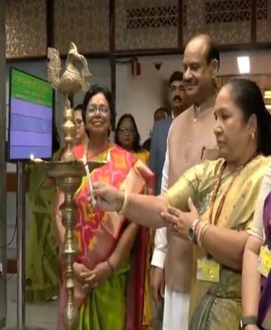 ਓਮ ਬਿਰਲਾ ਨੇ ਕੀਤਾ ਰਾਸ਼ਟਰੀ ਮਹਿਲਾ ਕਮਿਸ਼ਨ ਦੀ ਪ੍ਰਦਰਸ਼ਨੀ ਦਾ ਉਦਘਾਟਨ ਓਮ ਬਿਰਲਾ ਨੇ ਕੀਤਾ ਰਾਸ਼ਟਰੀ ਮਹਿਲਾ ਕਮਿਸ਼ਨ ਦੀ ਪ੍ਰਦਰਸ਼ਨੀ ਦਾ ਉਦਘਾਟਨ