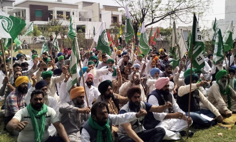 ਸੰਯੁਕਤ ਕਿਸਾਨ ਮੋਰਚੇ ਦੇ ਸੱਦੇ ਤੇ ਕਿਸਾਨਾਂ ਨੇ ਵਿਧਾਇਕ ਰਜਨੀਸ਼ ਦਹੀਆ ਦੇ ਘਰ ਅੱਗੇ ਪ੍ਰਦਰਸ਼ਨ ਕੀਤਾ