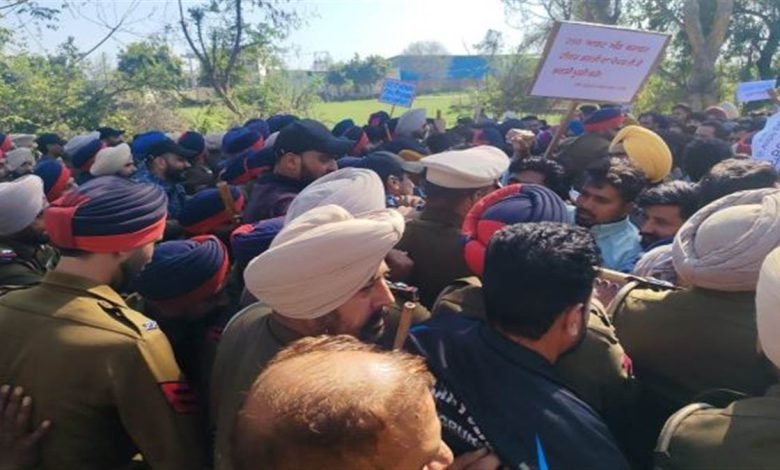 ਜਗਜੀਤ ਸਿੰਘ ਡੱਲੇਵਾਲ ਦਾ ਮਰਨ ਵਰਤ ਜਾਰੀ, ਸਮਰਥਨ ‘ਚ 5 ਨੂੰ ਦੇਸ਼ ਭਰ ‘ਚ ਕਿਸਾਨ ਕਰਨਗੇ ਇਕ ਦਿਨ ਦੀ ਭੁੱਖ ਹੜਤਾਲ ਜਗਜੀਤ ਸਿੰਘ ਡੱਲੇਵਾਲ ਦਾ ਮਰਨ ਵਰਤ ਜਾਰੀ, ਸਮਰਥਨ ‘ਚ 5 ਨੂੰ ਦੇਸ਼ ਭਰ ‘ਚ ਕਿਸਾਨ ਕਰਨਗੇ ਇਕ ਦਿਨ ਦੀ ਭੁੱਖ ਹੜਤਾਲ