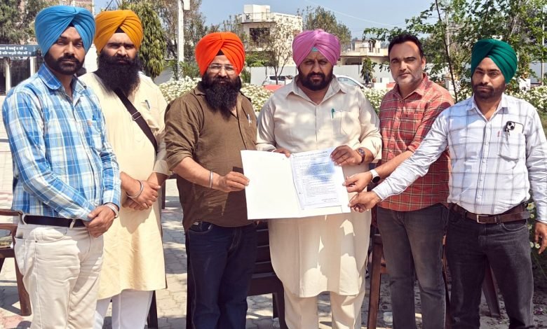 ਪੁਰਾਣੀ ਪੈਨਸ਼ਨ ਪ੍ਰਾਪਤੀ ਲਈ ਡੀ.ਟੀ.ਐਫ. ਫ਼ਿਰੋਜ਼ਪੁਰ ਦੇ ਵਿਧਾਇਕਾਂ ਨੂੰ ਦਿੱਤੇ ਗਏ ਮੰਗ ਪੱਤਰ