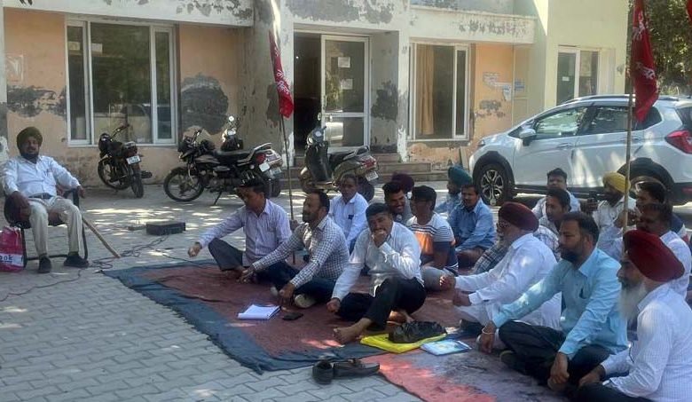 ਟੈਕਨੀਕਲ ਸਰਵਿਸਜ਼ ਯੂਨੀਅਨ ਰਜ਼ਿ. ਨੇ ਸਬ ਡਵੀਜ਼ਨ ਐੱਸਡੀਓ ਕੈਂਟ ਵਿਰੁੱਧ ਦਿੱਤਾ ਧਰਨਾ