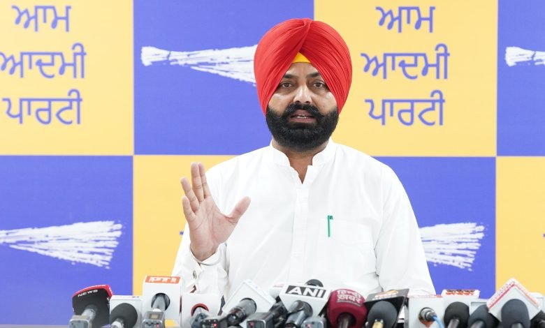 ਮੰਤਰੀ ਲਾਲਜੀਤ ਭੁੱਲਰ ਨੇ ਪੰਜਾਬ ਦੇ ਸਮੂਹ ਸਰਪੰਚਾਂ ਨੂੰ ਕੀਤੀ ਅਪੀਲ, ਕਿਹਾ- ਆਪਣੇ ਪਿੰਡਾਂ ਵਿੱਚ ਨਸ਼ਾ ਤਸਕਰੀ ਨਾਲ ਜੁੜੇ ਲੋਕਾਂ ਦਾ ਕਰੋ ਬਾਈਕਾਟ ਮੰਤਰੀ ਲਾਲਜੀਤ ਭੁੱਲਰ ਨੇ ਪੰਜਾਬ ਦੇ ਸਮੂਹ ਸਰਪੰਚਾਂ ਨੂੰ ਕੀਤੀ ਅਪੀਲ, ਕਿਹਾ- ਆਪਣੇ ਪਿੰਡਾਂ ਵਿੱਚ ਨਸ਼ਾ ਤਸਕਰੀ ਨਾਲ ਜੁੜੇ ਲੋਕਾਂ ਦਾ ਕਰੋ ਬਾਈਕਾਟ