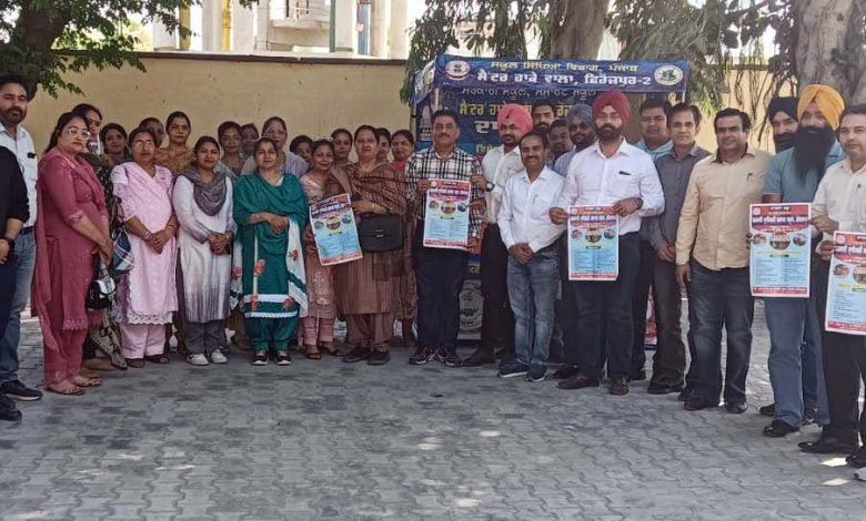 ਸਰਕਾਰੀ ਪ੍ਰਾਇਮਰੀ ਸਮਾਰਟ ਸਕੂਲ ਹਾਕੇ ਵਾਲਾ ਕੇ ਵਿਖੇ ਦਾਖਲਾ ਮੁਹਿੰਮ ਦਾ ਆਗਾਜ਼ ਕਰਦੇ ਹੋਏ ਮੁੱਖ ਮਹਿਮਾਨ ਅਤੇ ਸਕੂਲ ਸਟਾਫ।