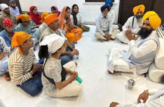 जत्थेदार श्री अकाल तख्त साहिब की हिमाचल के विद्यार्थियों व अध्यापकों से मुलाकात - भाईचारे की एकजुटता का संदेश