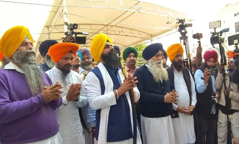 ਤਾਜਪੋਸ਼ੀ ਤੋਂ ਬਾਅਦ ਸ੍ਰੀ ਹਰਿਮੰਦਿਰ ਸਾਹਿਬ ਨਤਮਸਤਕ ਹੋਣ ਪੁੱਜੇ ਨਵ-ਨਿਯੁਕਤ ਜਥੇਦਾਰ ਗਿਆਨੀ ਕੁਲਦੀਪ ਸਿੰਘ ਗੜਗੱਜ