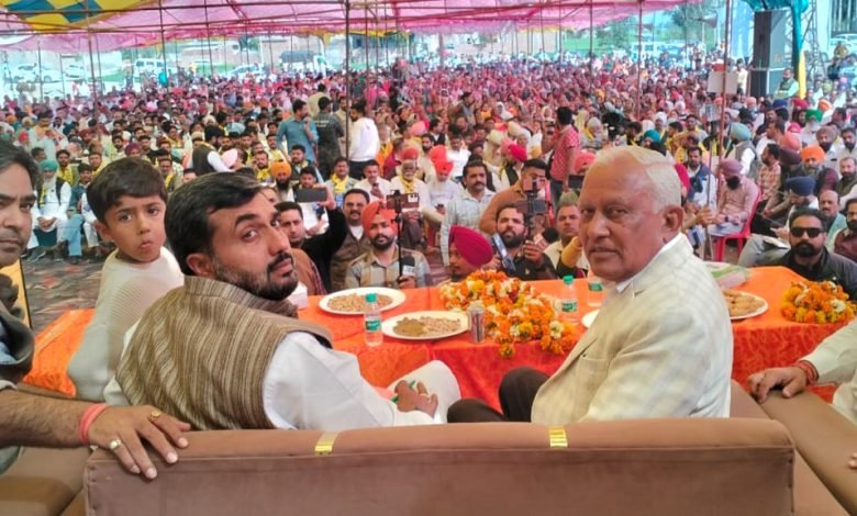 ਜਲਾਲਾਬਾਦ ਹਲਕੇ ਦੇ ਕਿਸਾਨਾਂ ਨੂੰ 28 ਕਰੋੜ ਦਾ ਤੋਹਫਾ, ਮੰਤਰੀ ਬਰਿੰਦਰ ਕੁਮਾਰ ਗੋਇਲ ਨੇ ਇੱਕ ਨਹਿਰ ਦਾ ਕੀਤਾ ਉਦਘਾਟਨ ਤੇ  ਇੱਕ ਦਾ ਰੱਖਿਆ ਨੀਂਹ ਪੱਥਰ