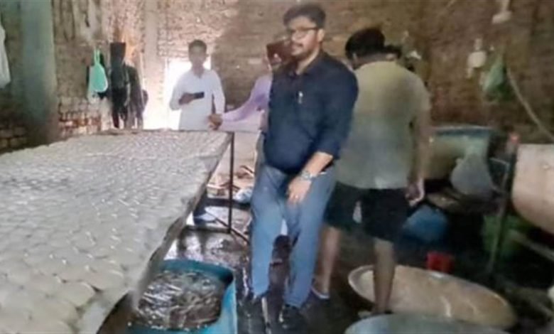 ਅੰਮ੍ਰਿਤਸਰ 'ਚ ਚਾਪ ਬਣਾਉਣ ਵਾਲੀਆਂ ਦੋ ਫੈਕਟਰੀਆਂ ਸੀਲ, ਮੋਮੋਜ਼ ਫੈਕਟਰੀ 'ਚੋਂ ਕੁੱਤੇ ਦਾ ਸਿਰ ਮਿਲਣ ਤੋਂ ਬਾਅਦ ਵੱਡੀ ਕਾਰਵਾਈ ਅੰਮ੍ਰਿਤਸਰ 'ਚ ਚਾਪ ਬਣਾਉਣ ਵਾਲੀਆਂ ਦੋ ਫੈਕਟਰੀਆਂ ਸੀਲ, ਮੋਮੋਜ਼ ਫੈਕਟਰੀ 'ਚੋਂ ਕੁੱਤੇ ਦਾ ਸਿਰ ਮਿਲਣ ਤੋਂ ਬਾਅਦ ਵੱਡੀ ਕਾਰਵਾਈ