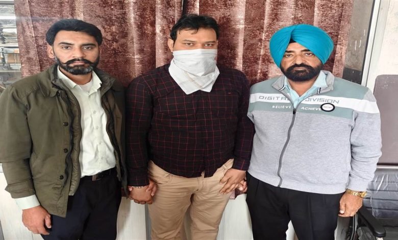 ਇੰਤਕਾਲ ਦਰਜ ਕਰਨ ਲਈ 4000 ਰੁਪਏ ਰਿਸ਼ਵਤ ਲੈਂਦਾ ਪਟਵਾਰੀ ਵਿਜੀਲੈਂਸ ਬਿਉਰੋ ਵੱਲੋਂ ਰੰਗੇ ਹੱਥੀਂ ਗ੍ਰਿਫਤਾਰ ਇੰਤਕਾਲ ਦਰਜ ਕਰਨ ਲਈ 4000 ਰੁਪਏ ਰਿਸ਼ਵਤ ਲੈਂਦਾ ਪਟਵਾਰੀ ਵਿਜੀਲੈਂਸ ਬਿਉਰੋ ਵੱਲੋਂ ਰੰਗੇ ਹੱਥੀਂ ਗ੍ਰਿਫਤਾਰ