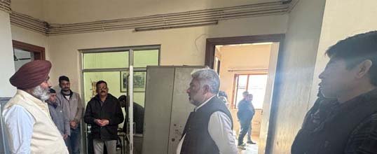 ਵਿੱਤ ਮੰਤਰੀ ਹਰਪਾਲ ਸਿੰਘ ਚੀਮਾ ਵਲੋਂ ਕਰ ਅਤੇ ਆਬਕਾਰੀ ਦਫ਼ਤਰ ਪਠਾਨਕੋਟ ਦੀ ਅਚਨਚੇਤ ਚੈਕਿੰਗ ਵਿੱਤ ਮੰਤਰੀ ਹਰਪਾਲ ਸਿੰਘ ਚੀਮਾ ਵਲੋਂ ਕਰ ਅਤੇ ਆਬਕਾਰੀ ਦਫ਼ਤਰ ਪਠਾਨਕੋਟ ਦੀ ਅਚਨਚੇਤ ਚੈਕਿੰਗ