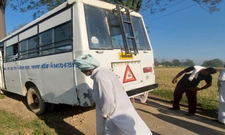 ਪਿੰਡ ਗਾਟਵਾਲੀ ਨੇੜੇ ਸਕੂਲੀ ਵੈਨ ਦਰੱਖ਼ਤ ਨਾਲ ਟਕਰਾਈ, ਅੱਧੀ ਦਰਜਨ ਦੇ ਕਰੀਬ ਵਿਦਿਆਰਥੀ ਜ਼ਖ਼ਮੀ ਪਿੰਡ ਗਾਟਵਾਲੀ ਨੇੜੇ ਸਕੂਲੀ ਵੈਨ ਦਰੱਖ਼ਤ ਨਾਲ ਟਕਰਾਈ, ਅੱਧੀ ਦਰਜਨ ਦੇ ਕਰੀਬ ਵਿਦਿਆਰਥੀ ਜ਼ਖ਼ਮੀ