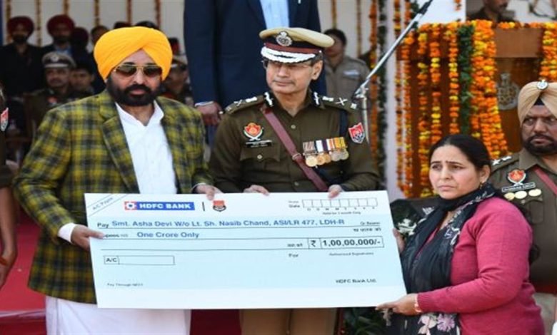 ਮੁੱਖ ਮੰਤਰੀ ਨੇ ਪੰਜ ਪੁਲਿਸ ਮੁਲਾਜ਼ਮਾਂ ਦੇ ਪਰਿਵਾਰਾਂ ਨੂੰ ਇੱਕ-ਇੱਕ ਕਰੋੜ ਦੀ ਵਿੱਤੀ ਸਹਾਇਤਾ ਦੇ ਚੈੱਕ ਸੌਂਪੇ