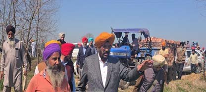 ਕੈਬਨਿਟ ਮੰਤਰੀ ਕੁਲਦੀਪ ਸਿੰਘ ਧਾਲੀਵਾਲ ਨੇ ਗੜੇਮਾਰੀ ਦੀ ਮਾਰ ਹੇਠਾਂ ਆਈ ਫ਼ਸਲ ਦਾ ਲਿਆ ਜਾਇਜ਼ਾ