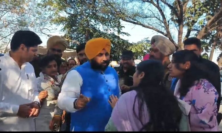 ਪਿੰਡ ਗੰਭੀਰਪੁਰ ਵਿਖੇ ਪੱਕਾ ਮੋਰਚਾ ਲਗਾ ਕੇ ਬੈਠੇ ਬੇਰੁਜ਼ਗਾਰ ਅਧਿਆਪਕਾਂ ਨੇ ਸਿੱਖਿਆ ਮੰਤਰੀ ਦੀ ਗੱਡੀ ਘੇਰੀ