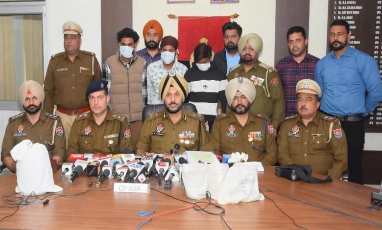  ਅੰਮ੍ਰਿਤਸਰ ਤੋਂ ਨਾਬਾਲਗ ਸਮੇਤ ਚਾਰ ਨਸ਼ਾ ਤਸਕਰ ਗ੍ਰਿਫ਼ਤਾਰ, 4 ਕਿਲੋ ਹੈਰੋਇਨ ਤੇ 20 ਹਜ਼ਾਰ ਦੀ ਡਰੱਗ ਮਨੀ ਬਰਾਮਦ