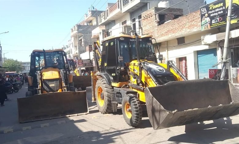 ਬਟਾਲਾ 'ਚ ਦੋ ਨਸ਼ਾ ਤਸਕਰਾਂ ਤੇ ਘਰਾਂ ਤੇ ਚੱਲਿਆ ਪੀਲਾ ਪੰਜਾ; ਵੱਡੀ ਗਿਣਤੀ 'ਚ ਪੁਲਿਸ ਤਾਇਨਾਤ ਬਟਾਲਾ 'ਚ ਦੋ ਨਸ਼ਾ ਤਸਕਰਾਂ ਤੇ ਘਰਾਂ ਤੇ ਚੱਲਿਆ ਪੀਲਾ ਪੰਜਾ; ਵੱਡੀ ਗਿਣਤੀ 'ਚ ਪੁਲਿਸ ਤਾਇਨਾਤ