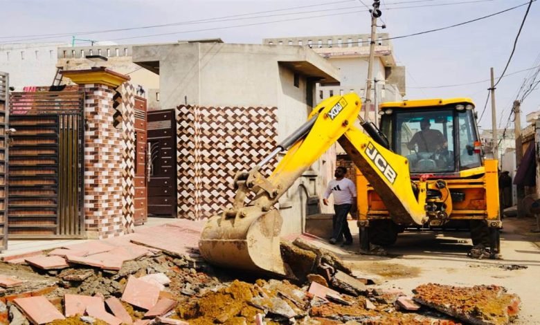 ਪੰਚਾਇਤੀ ਜ਼ਮੀਨ 'ਤੇ ਬਣੇ ਨਸ਼ਾ ਤਸਕਰ ਦੇ ਘਰ 'ਤੇ ਇੱਕ ਘੰਟੇ ਲਈ ਚੱਲੇਗਾ ਬੁਲਡੋਜ਼ਰ, ਅੱਧਾ ਦਰਜਨ ਮਾਮਲੇ ਹਨ ਦਰਜ