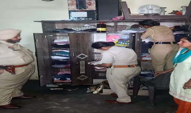 ਮੋਗਾ ਪੁਲਿਸ ਵੱਲੋਂ 'ਯੁੱਧ ਨਸ਼ਿਆਂ ਵਿਰੁੱਧ' ਮੁਹਿੰਮ ਤਹਿਤ ਵੱਖ ਵੱਖ ਬਸਤੀਆਂ ਦੀ ਘੇਰਾਬੰਦੀ ਕਰ ਕੇ ਲਈ ਤਲਾਸ਼ੀ ਮੋਗਾ ਪੁਲਿਸ ਵੱਲੋਂ 'ਯੁੱਧ ਨਸ਼ਿਆਂ ਵਿਰੁੱਧ' ਮੁਹਿੰਮ ਤਹਿਤ ਵੱਖ ਵੱਖ ਬਸਤੀਆਂ ਦੀ ਘੇਰਾਬੰਦੀ ਕਰ ਕੇ ਲਈ ਤਲਾਸ਼ੀ