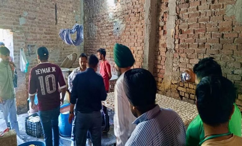 ਵਿਜੀਲੈਂਸ ਬਿਊਰੋ ਤੇ ਸਿਹਤ ਵਿਭਾਗ ਵੱਲੋਂ ਸਾਂਝੀ ਕਾਰਵਾਈ, ਬਿਨਾਂ ਲਾਇਸੈਂਸ ਵਾਲੀਆਂ ਸੋਇਆ ਚਾਂਪ ਤੇ ਮੋਮੋਜ਼ ਫੈਕਟਰੀਆਂ ਸੀਲ