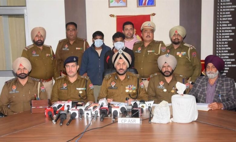 ਪੰਜਾਬ ’ਚ ਸਰਹੱਦ ’ਤੇ ਪਾਕਿਸਤਾਨੀ ਡ੍ਰੋਨ ਨੇ ਡੇਗੀ ਚਾਰ ਕਿੱਲੋ ਹੈਰੋਇਨ, ਦੋ ਜਣੇ ਗ੍ਰਿਫ਼ਤਾਰ ਪੰਜਾਬ ’ਚ ਸਰਹੱਦ ’ਤੇ ਪਾਕਿਸਤਾਨੀ ਡ੍ਰੋਨ ਨੇ ਡੇਗੀ ਚਾਰ ਕਿੱਲੋ ਹੈਰੋਇਨ, ਦੋ ਜਣੇ ਗ੍ਰਿਫ਼ਤਾਰ