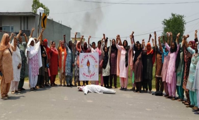 ਆਂਗਨਵਾੜੀ ਮੁਲਾਜ਼ਮ ਯੂਨੀਅਨ ਨੇ ਵਿਧਾਇਕ ਸਿੱਧੂ ਦਾ ਪੁਤਲਾ ਫੂਕਿਆ ਆਂਗਨਵਾੜੀ ਮੁਲਾਜ਼ਮ ਯੂਨੀਅਨ ਨੇ ਵਿਧਾਇਕ ਸਿੱਧੂ ਦਾ ਪੁਤਲਾ ਫੂਕਿਆ