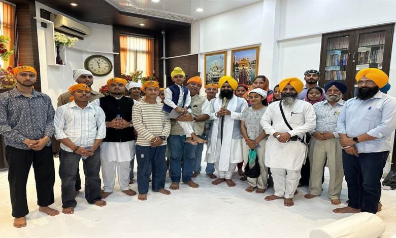 ਹਿਮਾਚਲ ਦੇ ਵਿਦਿਆਰਥੀਆਂ ਤੇ ਅਧਿਆਪਕਾਂ ਨੇ ਸ੍ਰੀ ਅਕਾਲ ਤਖ਼ਤ ਸਾਹਿਬ ਦੇ ਜਥੇਦਾਰ ਗਿਆਨੀ ਕੁਲਦੀਪ ਸਿੰਘ ਗੜਗੱਜ ਨਾਲ ਕੀਤੀ ਮੁਲਾਕਾਤ ਹਿਮਾਚਲ ਦੇ ਵਿਦਿਆਰਥੀਆਂ ਤੇ ਅਧਿਆਪਕਾਂ ਨੇ ਸ੍ਰੀ ਅਕਾਲ ਤਖ਼ਤ ਸਾਹਿਬ ਦੇ ਜਥੇਦਾਰ ਗਿਆਨੀ ਕੁਲਦੀਪ ਸਿੰਘ ਗੜਗੱਜ ਨਾਲ ਕੀਤੀ ਮੁਲਾਕਾਤ