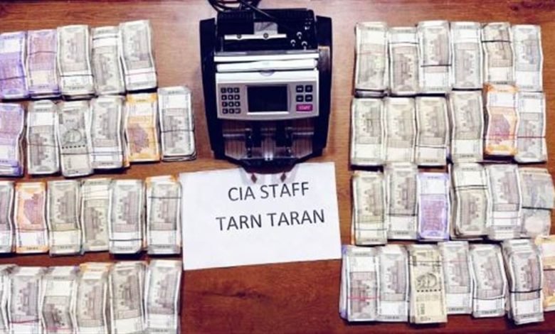 ਨਸ਼ੇ ਤੇ ਹਥਿਆਰਾਂ ਤਸਕਰਾਂ ਦਾ ਇਕ ਹੋਰ ਸਾਥੀ 23 ਲੱਖ ਦੀ ਡਰੱਗ ਮਨੀ, ਨੋਟ ਗਿਣਨ ਵਾਲੀ ਮਸ਼ੀਨ ਤੇ ਪਿਸਤੌਲ ਸਣੇ ਗ੍ਰਿਫ਼ਤਾਰ ਨਸ਼ੇ ਤੇ ਹਥਿਆਰਾਂ ਤਸਕਰਾਂ ਦਾ ਇਕ ਹੋਰ ਸਾਥੀ 23 ਲੱਖ ਦੀ ਡਰੱਗ ਮਨੀ, ਨੋਟ ਗਿਣਨ ਵਾਲੀ ਮਸ਼ੀਨ ਤੇ ਪਿਸਤੌਲ ਸਣੇ ਗ੍ਰਿਫ਼ਤਾਰ