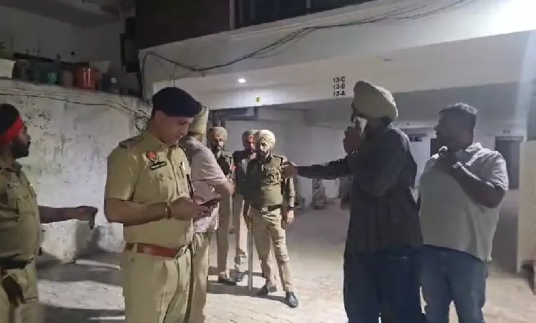 ਜ਼ੀਰਕਪੁਰ 'ਚ ਪੁਲਿਸ ਤੇ ਗੈਂਗਸਟਰ ਵਿਚਾਲੇ ਮੁਕਾਬਲਾ, ਐਨਕਾਊਂਟਰ ਦੌਰਾਨ ਬਦਮਾਸ਼ ਲਵੀਸ਼ ਗਰੋਵਰ ਗ੍ਰਿਫਤਾਰ, ਕਈ ਹਥਿਆਰ ਬਰਾਮਦ