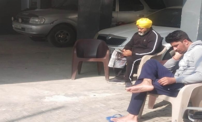 ਪੁਲਿਸ ਨੇ ਕਈ ਕਿਸਾਨ ਆਗੂ ਚੱਕੇ, ਕੁਝ ਘਰਾਂ ’ਚ ਨਜ਼ਰਬੰਦ ਅਤੇ ਕੁਝ ਹੋਏ ਰੂਪੋਸ਼, ਸੰਯੁਕਤ ਮੋਰਚਾ ਧਰਨਾ ਲਾਉਣ ਲਈ ਬਜਿੱਦ ਪੁਲਿਸ ਨੇ ਕਈ ਕਿਸਾਨ ਆਗੂ ਚੱਕੇ, ਕੁਝ ਘਰਾਂ ’ਚ ਨਜ਼ਰਬੰਦ ਅਤੇ ਕੁਝ ਹੋਏ ਰੂਪੋਸ਼, ਸੰਯੁਕਤ ਮੋਰਚਾ ਧਰਨਾ ਲਾਉਣ ਲਈ ਬਜਿੱਦ