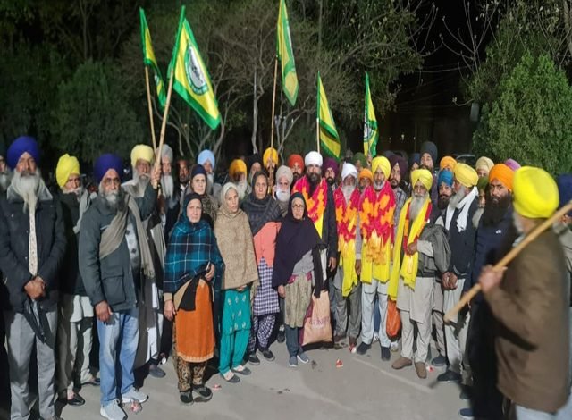 ਅੱਧੀ ਰਾਤ ਨੂੰ ਰਿਹਾਅ ਕੀਤੇ ਐਸ.ਡੀ.ਐਮ. ਦਫਤਰ ਫਤਿਹਗੜ੍ਹ ਚੂੜੀਆਂ ’ਚ ਬੰਦੀ ਬਣਾਏ ਕਿਸਾਨ ਆਗੂ