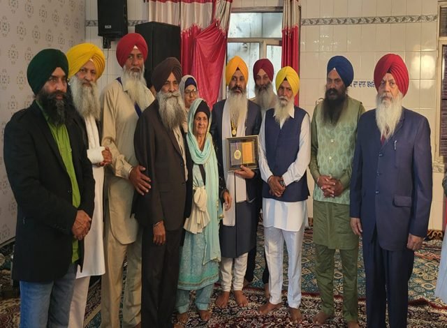 ਭਾਈ ਭੁਪਿੰਦਰ ਸਿੰਘ ਮਹਿਮਦਪੁਰ ਨੂੰ ਪੰਥਕ ਖੇਤਰ ਵਾਸਤੇ ਵਧੀਆ ਸੇਵਾਵਾਂ ਦੇਣ ਲਈ ਸੋਨੇ ਦੇ ਤਗਮੇ ਨਾਲ ਕੀਤਾ ਗਿਆ ਸਨਮਾਨਿਤ ਭਾਈ ਭੁਪਿੰਦਰ ਸਿੰਘ ਮਹਿਮਦਪੁਰ ਨੂੰ ਪੰਥਕ ਖੇਤਰ ਵਾਸਤੇ ਵਧੀਆ ਸੇਵਾਵਾਂ ਦੇਣ ਲਈ ਸੋਨੇ ਦੇ ਤਗਮੇ ਨਾਲ ਕੀਤਾ ਗਿਆ ਸਨਮਾਨਿਤ