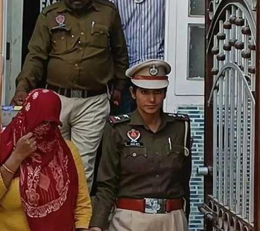 ਫਾਜ਼ਿਲਕਾ ਦੇ ਹੋਟਲ 'ਚ ਹੋ ਰਿਹਾ ਸੀ ਗਲਤ ਕੰਮ, ਅਚਾਨਕ ਪਹੁੰਚੀ ਪੁਲਿਸ; ਇਤਰਾਜ਼ਯੋਗ ਹਾਲਤ 'ਚ ਫੜੇ ਗਏ 2 ਔਰਤਾਂ ਤੇ 3 ਨੌਜਵਾਨ