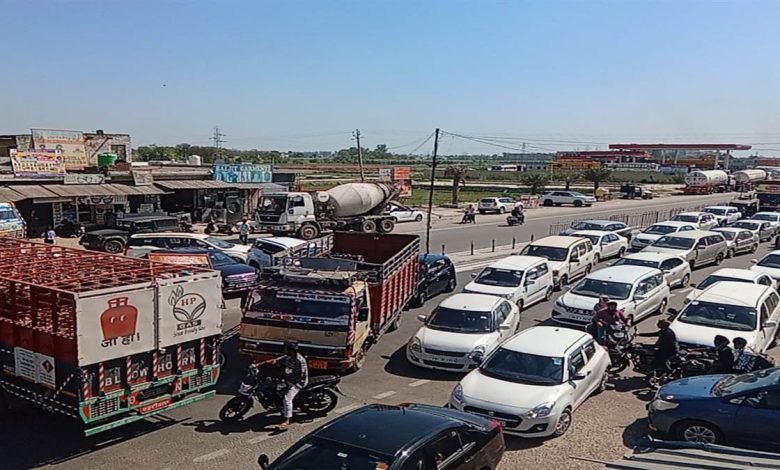 ਅੱਡਾ ਕਿਸ਼ਨਗੜ੍ਹ ਚੌਂਕ ਵਿਖੇ ਪੁਲਿਸ ਮੁਲਾਜ਼ਮਾਂ ਦੀ ਗੈਰ ਮੌਜੂਦਗੀ 'ਚ ਲੱਗਾ ਭਾਰੀ ਜਾਮ