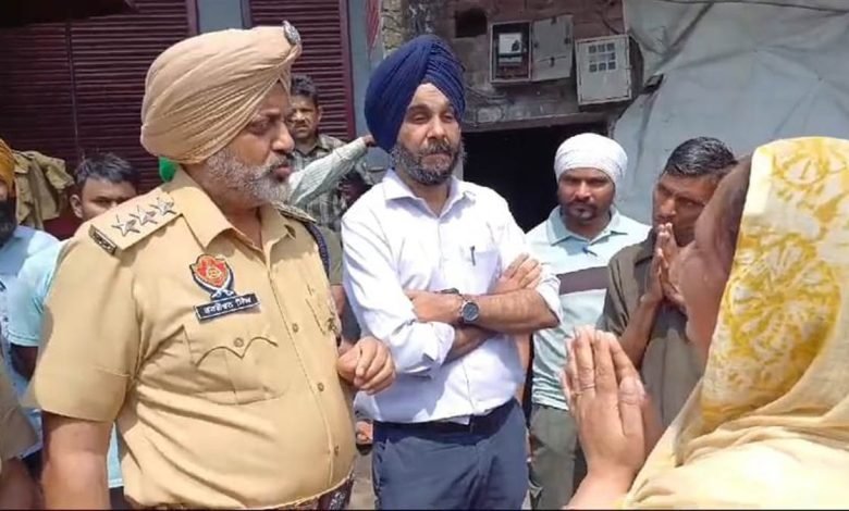 ਸਮਰਾਲਾ 'ਚ ਨਸ਼ਾ ਤਸਕਰ ਦੀ ਮਾਂ ਨੇ ਹੱਥ ਜੋੜ ਕੇ ਮੰਗੀ ਮਾਫ਼ੀ, ਪੁਲਿਸ ਨੇ ਤਰਸ ਕਰ ਕੇ ਰੋਕੀ ਕਾਰਵਾਈ ਸਮਰਾਲਾ 'ਚ ਨਸ਼ਾ ਤਸਕਰ ਦੀ ਮਾਂ ਨੇ ਹੱਥ ਜੋੜ ਕੇ ਮੰਗੀ ਮਾਫ਼ੀ, ਪੁਲਿਸ ਨੇ ਤਰਸ ਕਰ ਕੇ ਰੋਕੀ ਕਾਰਵਾਈ