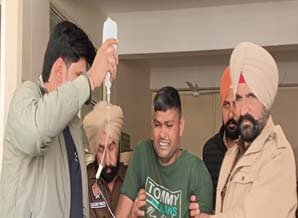 ਨਾਕੇ ਦੌਰਾਨ ਫਿਰੋਜ਼ਪੁਰ ਪੁਲਿਸ ਦੀ ਨਸ਼ਾ ਤਸਕਰ ਨਾਲ ਹੋਈ ਮੁਠੱਭੇੜ, ਪੁਲਿਸ ਨਾਲ ਮੁੱਠਭੇੜ 'ਚ ਨਸ਼ਾ ਤਸਕਰ ਜ਼ਖ਼ਮੀ, ਕਰੋੜਾਂ ਦੀ ਹੈਰੋਇਨ ਬਰਾਮਦ ਨਾਕੇ ਦੌਰਾਨ ਫਿਰੋਜ਼ਪੁਰ ਪੁਲਿਸ ਦੀ ਨਸ਼ਾ ਤਸਕਰ ਨਾਲ ਹੋਈ ਮੁਠੱਭੇੜ, ਪੁਲਿਸ ਨਾਲ ਮੁੱਠਭੇੜ 'ਚ ਨਸ਼ਾ ਤਸਕਰ ਜ਼ਖ਼ਮੀ, ਕਰੋੜਾਂ ਦੀ ਹੈਰੋਇਨ ਬਰਾਮਦ