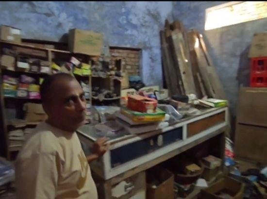 ਦੀਵਾਰ ਤੋੜ ਕੇ ਅੰਦਰ ਵੜੇ ਚੋਰ, ਨਕਦੀ ਨਹੀਂ ਮਿਲੀ ਤਾਂ ਲੋਹੇ ਦੀ ਗਰਿਲਾਂ ਹੀ ਲੈ ਗਏ ਦੀਵਾਰ ਤੋੜ ਕੇ ਅੰਦਰ ਵੜੇ ਚੋਰ, ਨਕਦੀ ਨਹੀਂ ਮਿਲੀ ਤਾਂ ਲੋਹੇ ਦੀ ਗਰਿਲਾਂ ਹੀ ਲੈ ਗਏ