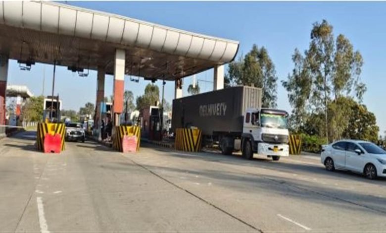 ਸ਼ੰਭੂ ਬੈਰੀਅਰ ’ਤੇ ਟੋਲ ਪਲਾਜ਼ਾ ਹੋਇਆ ਸ਼ੁਰੂ, ਵਾਹਨਾਂ ਦੀਆਂ ਲੱਗੀਆਂ ਲੰਮੀਆਂ ਕਤਾਰਾਂ ਸ਼ੰਭੂ ਬੈਰੀਅਰ ’ਤੇ ਟੋਲ ਪਲਾਜ਼ਾ ਹੋਇਆ ਸ਼ੁਰੂ, ਵਾਹਨਾਂ ਦੀਆਂ ਲੱਗੀਆਂ ਲੰਮੀਆਂ ਕਤਾਰਾਂ