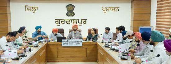 ADC ਨੇ ਸਰਕਾਰੀ ਸਕੂਲਾਂ ਵਿੱਚ ਦਾਖ਼ਲਾ ਵਧਾਉਣ ਲਈ ਜਾਗਰੂਕਤਾ ਵੈਨ ਨੂੰ ਹਰੀ ਝੰਡੀ ਦਿਖਾ ਕੇ ਕੀਤਾ ਰਵਾਨਾ