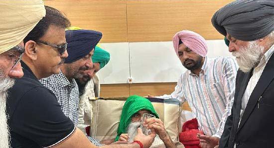 ਮਰਨ ਵਰਤ ‘ਤੇ ਬੈਠੇ ਕਿਸਾਨ ਆਗੂ ਜਗਜੀਤ ਸਿੰਘ ਡੱਲੇਵਾਲ ਨੂੰ ਪਿਆਇਆ ਪਾਣੀ