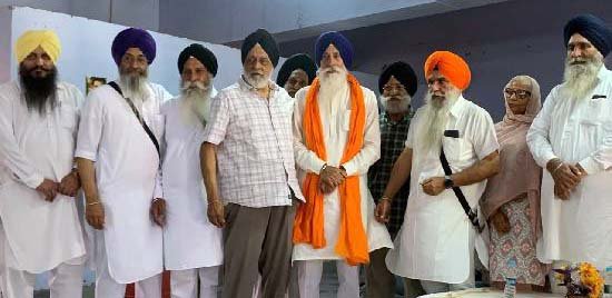 ਰਵੀਇੰਦਰ ਸਿੰਘ ਦੇ ਸਹਿਯੋਗ ਨਾਲ ਜਥੇਦਾਰ ਸੰਤਾ ਸਿੰਘ ਉਮੈਦਪੁਰ ਨੇ ਅਕਾਲੀ ਦਲ ਦੀ ਭਰਤੀ ਦੀ ਸ਼ੁਰੂਆਤ ਕਰਵਾਈ ਰਵੀਇੰਦਰ ਸਿੰਘ ਦੇ ਸਹਿਯੋਗ ਨਾਲ ਜਥੇਦਾਰ ਸੰਤਾ ਸਿੰਘ ਉਮੈਦਪੁਰ ਨੇ ਅਕਾਲੀ ਦਲ ਦੀ ਭਰਤੀ ਦੀ ਸ਼ੁਰੂਆਤ ਕਰਵਾਈ