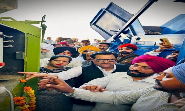 ਵਿਧਾਇਕ ਗਰੇਵਾਲ, ਬੱਗਾ ਤੇ ਮੇਅਰ ਨੇ ਸਟੈਟਿਕ ਕੰਪੈਕਟਰਾਂ ਦਾ ਕੀਤਾ ਉਦਘਾਟਨ ਵਿਧਾਇਕ ਗਰੇਵਾਲ, ਬੱਗਾ ਤੇ ਮੇਅਰ ਨੇ ਸਟੈਟਿਕ ਕੰਪੈਕਟਰਾਂ ਦਾ ਕੀਤਾ ਉਦਘਾਟਨ