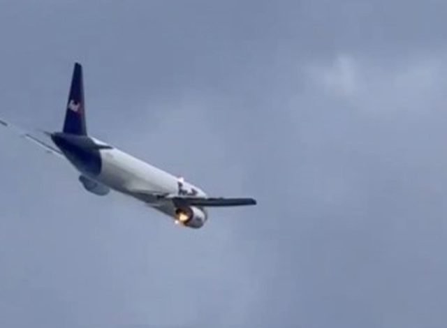 ਅਮਰੀਕਾ : ਇੰਜਣ 'ਚ ਅੱਗ ਲੱਗਣ ਕਾਰਨ ਜਹਾਜ਼ ਦੀ ਐਮਰਜੈਂਸੀ ਲੈਂਡਿੰਗ ਅਮਰੀਕਾ : ਇੰਜਣ 'ਚ ਅੱਗ ਲੱਗਣ ਕਾਰਨ ਜਹਾਜ਼ ਦੀ ਐਮਰਜੈਂਸੀ ਲੈਂਡਿੰਗ